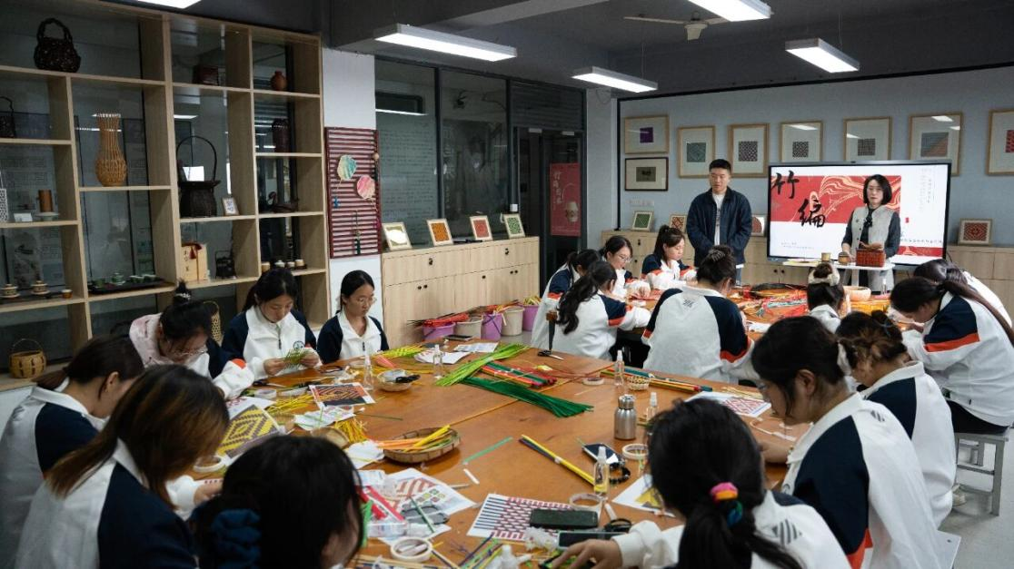 为非遗“添彩”，为青春“赋能”：江苏建院的文化育人新实践